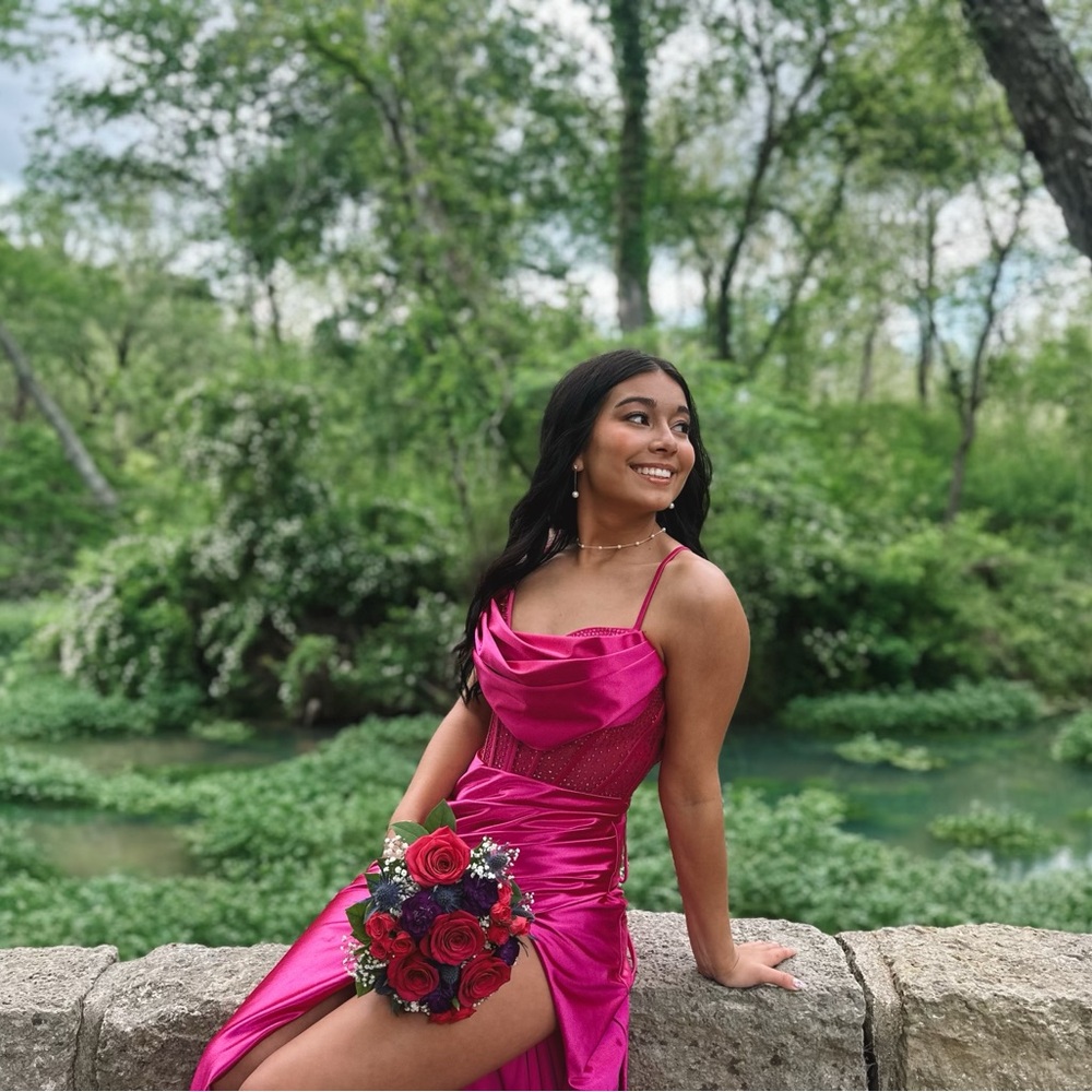 It’s in perfect condition only wore once! Paid $350 asking $200! Size 00